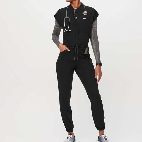 Figs Rafaela Cargo ScrubJumpsuit™
LIMITED EDITION
NEW
FIONX™
Black  WEAR FIGS - Picture 7 of 14
